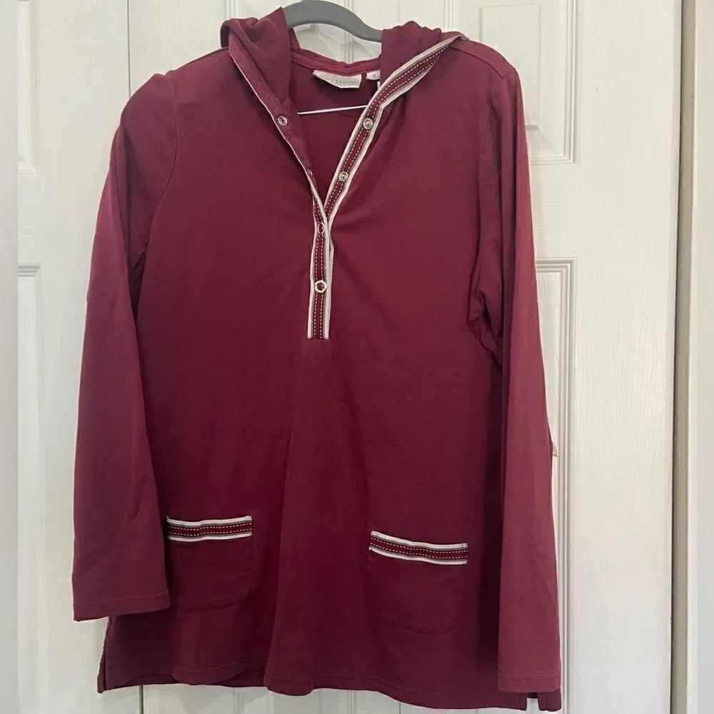Sport Savvy women’s snap button burgundy jacket cream rivets size M